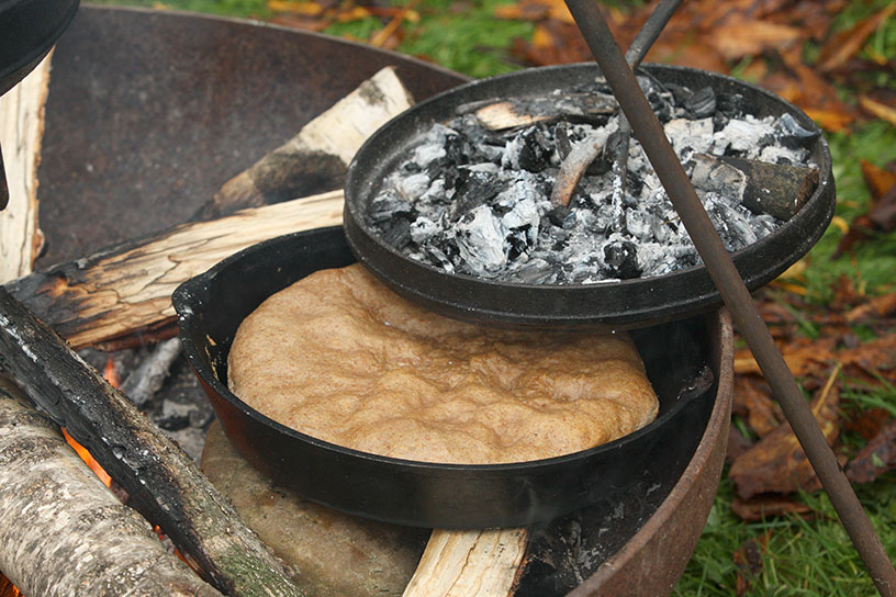 Zelf brood bakken in een pan op open vuur